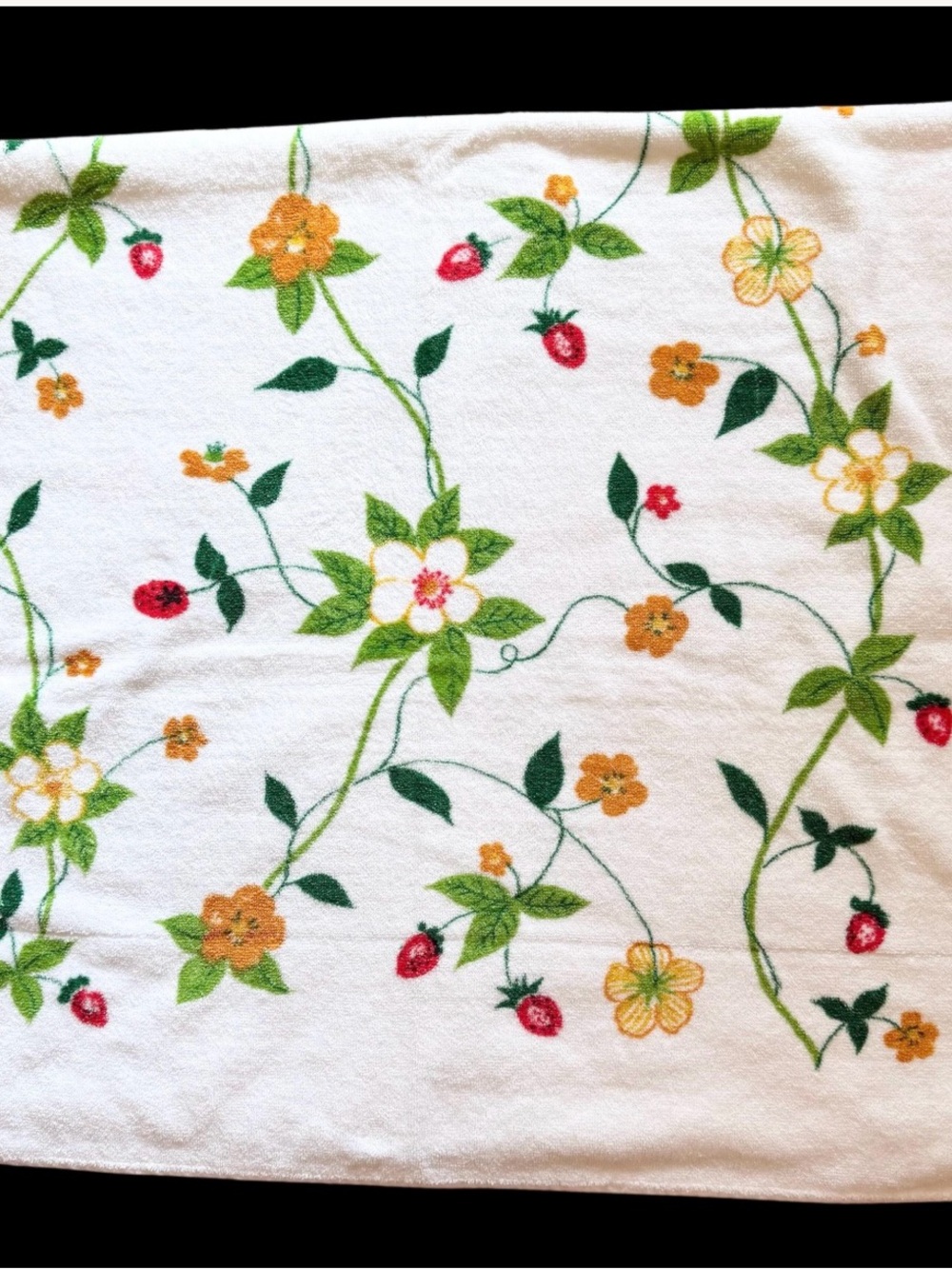 VTG Bath Towel - Flowers and Strawberries - JP Stevens - Made In The USA